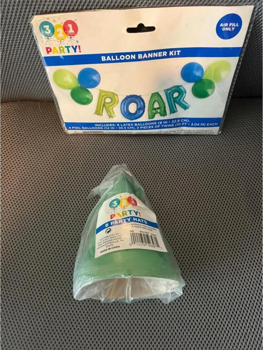 New 321 Party! Balloon ROAR banner and 8 Dinosaur green hats